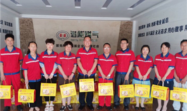浓情迎端午 温馨送祝福-云顶集团3118集团为员工发放端午节礼品